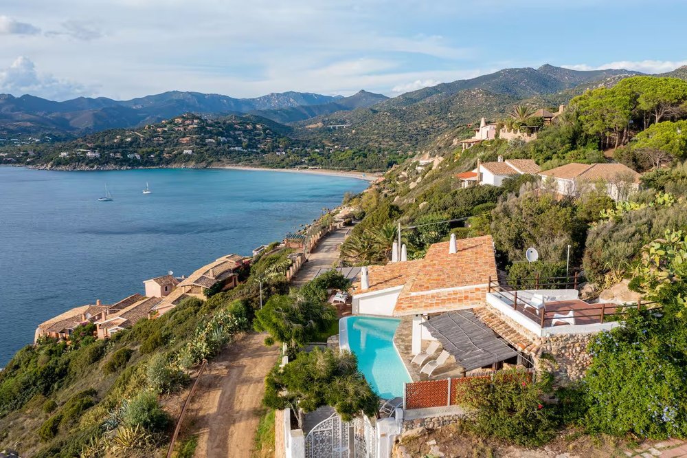 Сардиния: 11 уникальных домов для отпуска, где можно поймать ритм долгой жизни